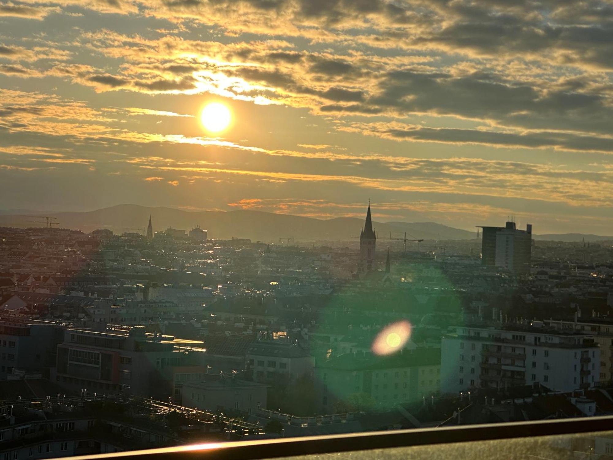 Panorama Sky Apartment I Rooftop Pool I Metro Station ウィーン エクステリア 写真